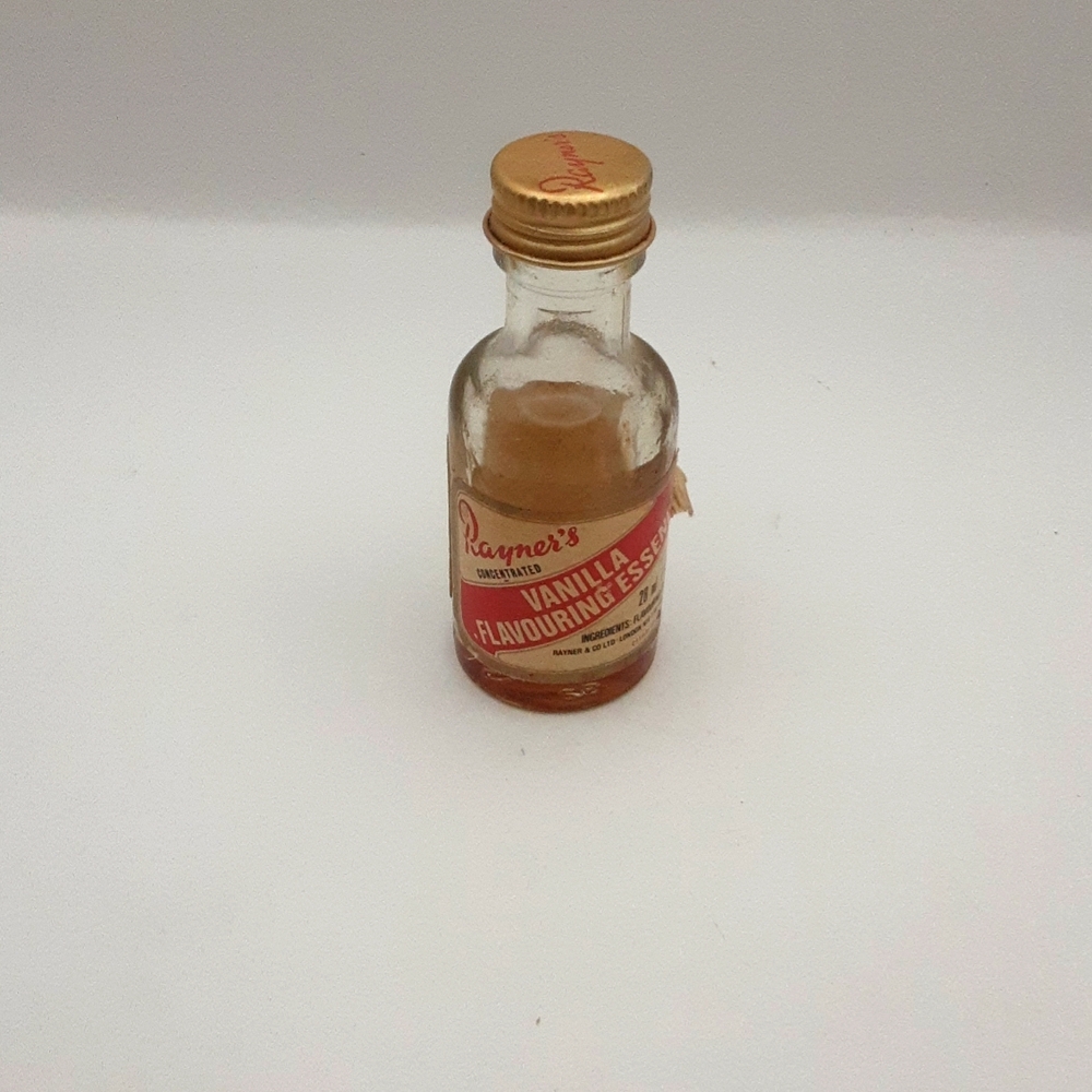 Vintage 1970s Rayner's Vanilla Flavoring Essence Bottle 3.5"